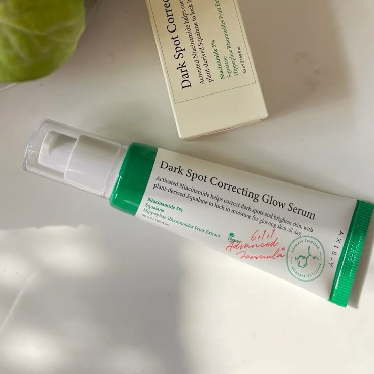 روشن کننده و شفاف کننده رنگ پوست رفع انواع تیرگی و لک بهبود هایپر پیگمنتاسیون درمان بافت ناهموار پوست صاف و یکدست کننده پوست رفع جای جوش و آکنه کمک به حفظ رطوبت و هیدراتاسیون پوست بافت سبک و زود جذب حاوی نیاسینامید، هیالورونیک اسید، سبوس برنج، عصارههای گی